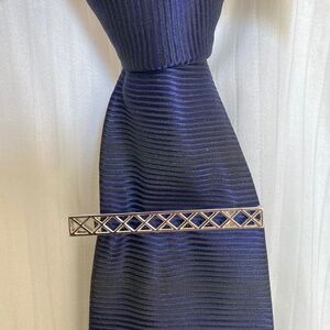 Roundtree & Yorke Silver-Tone Geometric Tie Bar